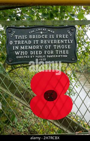 Gedenkmohn und Gedenktafel auf der Jackfield und Coalport Memorial Bridge über den Fluss Severn in der Nähe von Ironbridge, Shropshire, England, Großbritannien, November 2021 Stockfoto