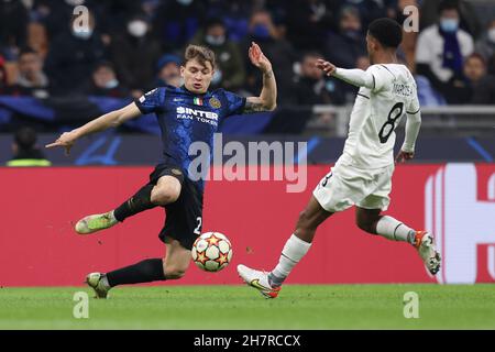 Mailand, Italien. 24th. November 2021. Giuseppe Meazza - San Siro Stadion, Mailand, Italien, 24. November 2021, Nicolo Barella (FC Internazionale) und Marcos Antonio (FC Shakhtar Donetsk) kämpfen während des Fußballspiels Inter - FC Internazionale gegen Shakhtar Donetsk - UEFA Champions League Credit: Live Media Publishing Group/Alamy Live News Stockfoto