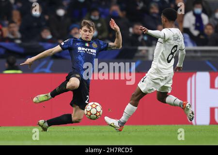 Mailand, Italien. 24th. November 2021. Nicolo Barella (FC Internazionale) und Marcos Antonio (FC Shakhtar Donetsk) kämpfen während Inter - FC Internazionale gegen Shakhtar Donetsk, UEFA Champions League Fußballspiel in Mailand, Italien, November 24 2021 Quelle: Independent Photo Agency/Alamy Live News Stockfoto