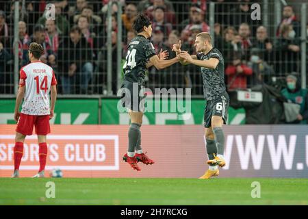 Nach seinem Ziel, es 1:1 zu schaffen, jubelt Julian RYERSON (UB, r.) mit Genki HARAGUCHI (UB) und spielt einen Freudentanz; Goaljubel; Fußball 1st Bundesliga, Spieltag 11th, FC Köln (K) - Union Berlin (UB) 2: 2, am 07.11.2021 in Köln/Deutschland. Die DFL-Vorschriften verbieten die Verwendung von Fotos als Bildsequenzen und/oder quasi-Video Stockfoto