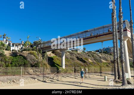 San Clemente, CA, USA – 13. November 2021: Grundansicht einer Fußgängerüberführung zum Strandgebiet in San Clemente, Kalifornien. Stockfoto