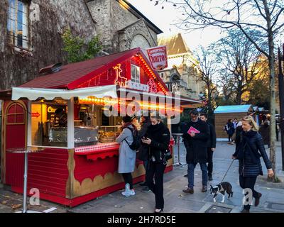 Paris, Frankreich, Kleingruppenkäufe auf Straßenverkäufern auf dem französischen Weihnachtsmarkt, (Saint Germain des Prés) Chalets, Nachbarschaft Stockfoto