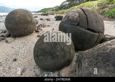 Koutu Boulders Beach mit perfekter Ballform in Neuseeland Stockfoto