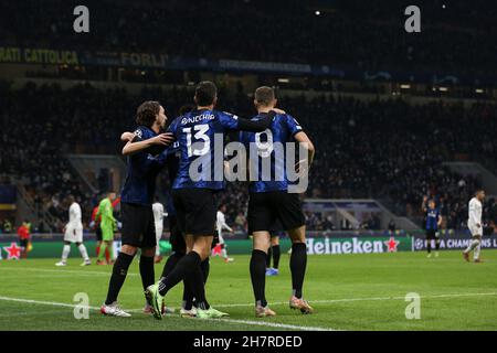 Mailand, Italien. 24th. November 2021. Andrea Ranocchia (FC Internazionale) feiert nach dem Tor 2-0 mit Matteo Darmian (FC Internazionale) und Edin Dzeko (FC Internazionale) während des Inter - FC Internazionale gegen Shakhtar Donetsk, UEFA Champions League Fußballspiel in Mailand, Italien, November 24 2021 Quelle: Independent Photo Agency/Alamy Live News Stockfoto