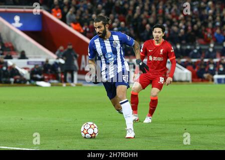 Liverpool, Großbritannien. 24th. November 2021. Sergio Oliveira vom FC Porto in Aktion. UEFA Champions League, Spiel der Gruppe B, Liverpool gegen Porto im Anfield Stadium in Liverpool am Mittwoch, 24th. November 2021. Dieses Bild darf nur für redaktionelle Zwecke verwendet werden. Nur zur redaktionellen Verwendung, Lizenz für kommerzielle Nutzung erforderlich. Keine Verwendung in Wetten, Spielen oder einem einzigen Club / Liga / Spieler Publikationen. PIC von Chris Stading / Andrew Orchard Sport Fotografie / Alamy Live News Kredit: Andrew Orchard Sport Fotografie / Alamy Live News Stockfoto