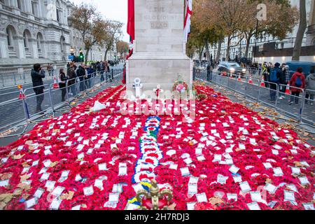 Mohnblumen und Kränze im Cenotaph in London Stockfoto