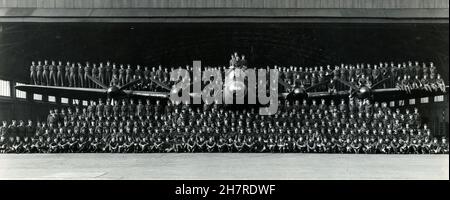 Das Personal der 514 Squadron, Royal Air Force. Abgebildet mit einem Avro Lancaster Bomber und seinem Hangar. Waterbeach, Cambridgeshire, England. 1945. Das Geschwader wurde im September 1943 gegründet und im August 1945 aufgelöst. Nach dem Krieg flogen sie im Rahmen der Operation Manna Lebensmittelvorräte nach Holland und brachten alliierte Kriegsgefangene aus Juvincourt, Frankreich, zurück. Stockfoto