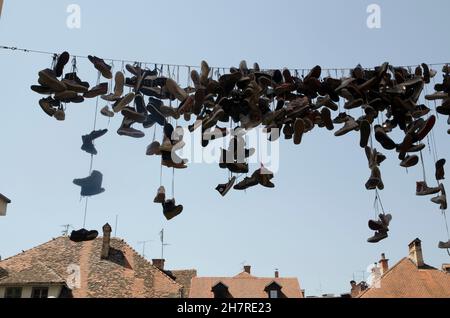 Alte Stiefel und Schuhe über der Straße in der Nähe der Schuhmacherbrücke Altstadt Ljubljana Slowenien Stockfoto