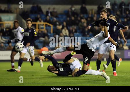 London, Großbritannien. 24th. November 2021. Dominic Solanke aus Bournemouth (9) schießt und schießt 1st Tore seiner Teams. EFL EFL Skybet Championship match, Millwall gegen AFC Bournemouth im The Den in London am Mittwoch, 24th. November 2021. Dieses Bild darf nur für redaktionelle Zwecke verwendet werden. Nur zur redaktionellen Verwendung, Lizenz für kommerzielle Nutzung erforderlich. Keine Verwendung bei Wetten, Spielen oder Veröffentlichungen in einem Club/einer Liga/einem Spieler. PIC von Steffan Bowen/Andrew Orchard Sports Photography/Alamy Live News Credit: Andrew Orchard Sports Photography/Alamy Live News Stockfoto