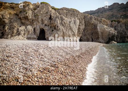 Foto vom berühmten felsigen Strand von Traganou mit ikonischen Höhlen, Insel Rhodos, Dodekanes, Griechenland Stockfoto