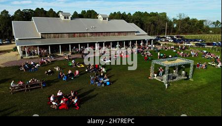 Luftaufnahme der Live-Musik-Performance, die von Menschenmassen bei Sonnenuntergang genossen wird, draußen auf dem Rasen von Bailey's Run Winery, New Glarus, Wisconsin, USA Stockfoto