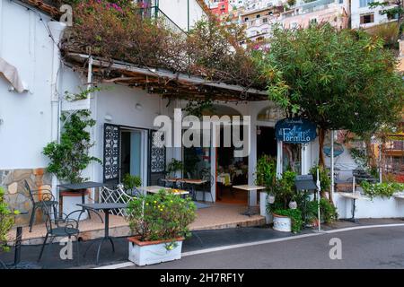 Positano, Amalfiküste, Italien - November 5. Il Fornillo Restaurant in Positano an der Amalfiküste, Provinz Salerno, Kampanien, Italien. Stockfoto