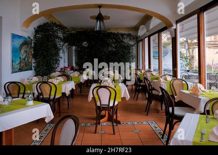 Positano, Amalfiküste, Italien - November 5. Il Fornillo Restaurant in Positano an der Amalfiküste, Provinz Salerno, Kampanien, Italien. Stockfoto