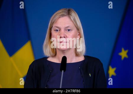 (211124) -- STOCKHOLM, 24. November 2021 (Xinhua) -- das am 26. August 2021 aufgenommene Aktenfoto zeigt Magdalena Andersson auf einer Pressekonferenz in Stockholm, Schweden. Kurz nachdem die sozialdemokratische Führerin Magdalena Andersson am 24. November 2021 von Schwedens erster Premierministerin gewählt wurde, reichte sie ihren Rücktritt ein, angesichts der harten Realität, dass sie eine Koalitionsregierung aus Minderheiten führen musste. (Magnus Liljegren/Regeringskansliet/Handout über Xinhua) Stockfoto