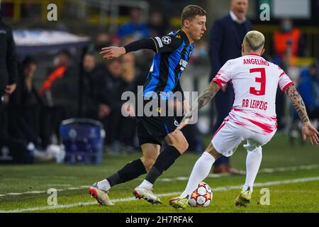 BRÜGGE, BELGIEN – NOVEMBER 24: Ignace Van der Brempt vom Club Brugge kämpft während des UEFA Champions League Group Stage Matches zwischen Club Brugge und RB Leipzig am 24. November 2021 im Jan Breydelstadion in Brügge, Belgien, um den Ball mit Angelino von RB Leipzig (Foto: Jeroen Meuwsen/Orange Picles) Credit: Orange Pics BV/Alamy Live News Stockfoto