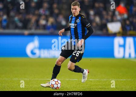 BRÜGGE, BELGIEN - 24. NOVEMBER: Ignace Van der Brempt vom Club Brugge läuft mit dem Ball während des UEFA Champions League-Gruppenspieles zwischen Club Brugge und RB Leipzig am 24. November 2021 im Jan Breydelstadion in Brügge, Belgien (Foto von Jeroen Meuwsen/Orange Picters) Kredit: Orange Pics BV/Alamy Live News Stockfoto