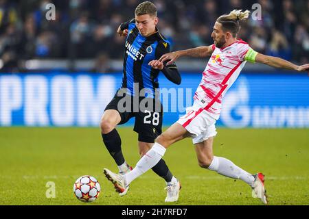 BRÜGGE, BELGIEN – NOVEMBER 24: Ignace Van der Brempt vom Club Brugge kämpft während des UEFA Champions League Group Stage Matches zwischen Club Brugge und RB Leipzig am 24. November 2021 im Jan Breydelstadion in Brügge, Belgien, um den Ball mit Kevin Kampl von RB Leipzig (Foto: Jeroen Meuwsen/Orange Picters) Credit: Orange Pics BV/Alamy Live News Stockfoto