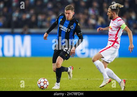 BRÜGGE, BELGIEN – NOVEMBER 24: Ignace Van der Brempt vom Club Brugge kämpft während des UEFA Champions League Group Stage Matches zwischen Club Brugge und RB Leipzig am 24. November 2021 im Jan Breydelstadion in Brügge, Belgien, um den Ball mit Kevin Kampl von RB Leipzig (Foto: Jeroen Meuwsen/Orange Picters) Credit: Orange Pics BV/Alamy Live News Stockfoto