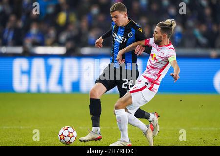 BRÜGGE, BELGIEN – NOVEMBER 24: Ignace Van der Brempt vom Club Brugge kämpft während des UEFA Champions League Group Stage Matches zwischen Club Brugge und RB Leipzig am 24. November 2021 im Jan Breydelstadion in Brügge, Belgien, um den Ball mit Kevin Kampl von RB Leipzig (Foto: Jeroen Meuwsen/Orange Picters) Credit: Orange Pics BV/Alamy Live News Stockfoto