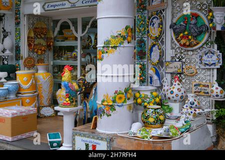 Positano, Amalfiküste, Italien - November 5 2021. Straßen und pulsierendes Keramikgeschäft im Ferienort Positano an der Amalfiküste, Provinz Salerno Stockfoto