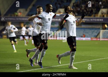 London, Großbritannien. 24th. November 2021. Dominic Solanke aus Bournemouth (r) feiert nach dem ersten Tor seines Teams. EFL Skybet Championship match, Millwall gegen AFC Bournemouth im The Den in London am Mittwoch, den 24th. November 2021. Dieses Bild darf nur für redaktionelle Zwecke verwendet werden. Nur zur redaktionellen Verwendung, Lizenz für kommerzielle Nutzung erforderlich. Keine Verwendung bei Wetten, Spielen oder Veröffentlichungen in einem Club/einer Liga/einem Spieler. PIC von Steffan Bowen/Andrew Orchard Sports Photography/Alamy Live News Credit: Andrew Orchard Sports Photography/Alamy Live News Stockfoto