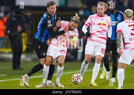 BRÜGGE, BELGIEN – NOVEMBER 24: Ignace Van der Brempt vom Club Brugge kämpft während des UEFA Champions League Group Stage Matches zwischen Club Brugge und RB Leipzig am 24. November 2021 im Jan Breydelstadion in Brügge, Belgien, um den Ball mit Kevin Kampl von RB Leipzig (Foto: Jeroen Meuwsen/Orange Picters) Credit: Orange Pics BV/Alamy Live News Stockfoto