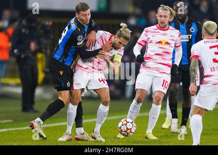 BRÜGGE, BELGIEN – NOVEMBER 24: Ignace Van der Brempt vom Club Brugge kämpft während des UEFA Champions League Group Stage Matches zwischen Club Brugge und RB Leipzig am 24. November 2021 im Jan Breydelstadion in Brügge, Belgien, um den Ball mit Kevin Kampl von RB Leipzig (Foto: Jeroen Meuwsen/Orange Picters) Credit: Orange Pics BV/Alamy Live News Stockfoto