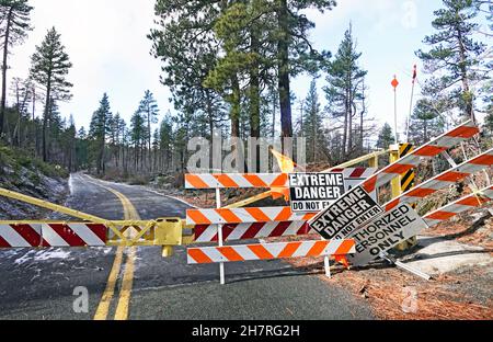 Eine Straßensperre blockiert den malerischen Old McKenzie Highway in den Oregon Cascade Mountains von Besuchern in den Wintermonaten. Die Straße ist nicht die Hauptstraße Stockfoto