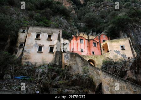 Gebäude am Strand von Fiordo di Furor (Fjord of Furor) von der Brücke aus gesehen, ein wunderschöner versteckter Ort, Amalfiküste, Italien Stockfoto