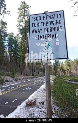 Ein Autobahnschild, das mehrmals von Vandalen in den Cascade Mountains im Zentrum von Oregon geschossen wurde. Stockfoto