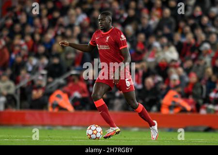 Liverpool, Großbritannien. 24th. November 2021. Ibrahima Konate #5 von Liverpool mit dem Ball in Liverpool, Vereinigtes Königreich am 11/24/2021. (Foto von Simon Whitehead/News Images/Sipa USA) Quelle: SIPA USA/Alamy Live News Stockfoto