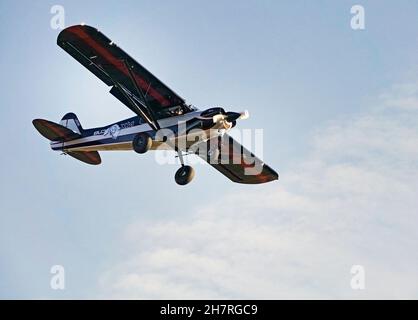 Ein Piper Cub, einmotorige Flugzeuge, auf einem Landeplatz auf einem kleinen Landeplatz im Zentrum von Oregon. Stockfoto