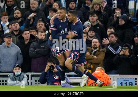 Kylian Mbappe (links) von Paris Saint-Germain feiert mit Achraf Hakimi, nachdem sie während des UEFA Champions League-, Gruppen-A-Spiels im Etihad Stadium, Manchester, das erste Tor ihrer Mannschaft erzielt hatte. Bilddatum: Mittwoch, 24. November 2021. Stockfoto