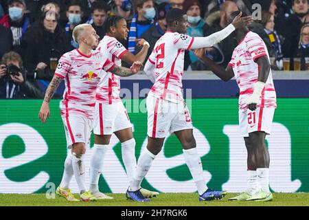 BRÜGGE, BELGIEN - 24. NOVEMBER: Christopher Nkunku von RB Leipzig feiert nach dem ersten Tor seiner Seite mit Josko Gvardiol von RB Leipzig, Hugo Novoa von RB Leipzig, Konrad Laimer von RB Leipzig und Angelino von RB Leipzig während des UEFA Champions League Group Stage-Spiels zwischen Club Brugge und RB Leipzig im Jan Breydelstadion am 24. November 2021 in Brügge, Belgien (Foto: Jeroen Meuwsen/Orange Picics) Credit: Orange Pics BV/Alamy Live News Stockfoto