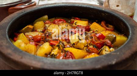 Kartoffeleintopf im Steinguttopf Stockfoto