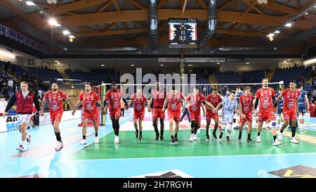 Civitanova Marche, Italien. 24th. November 2021. Jubel der Spieler Cucine Lube Civitanova während der Cucine Lube Civitanova gegen Consar Ravenna, Volleyball Italienische Serie A Männer Superliga Meisterschaft in Civitanova Marche, Italien, November 24 2021 Quelle: Independent Photo Agency/Alamy Live News Stockfoto