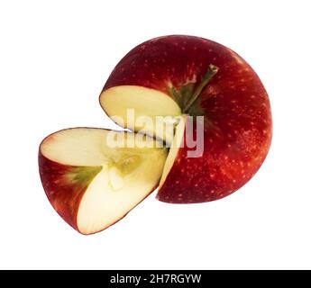 Reife Apfelfrüchte, ein Teil davon ist abgeschnitten, auf weißem Hintergrund Stockfoto