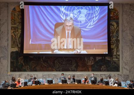 (211124) -- UNITED NATIONS, 24. November 2021 (Xinhua) -- Jan Kubis (auf dem Bildschirm), der Sondergesandte des UN-Generalsekretärs und Leiter der UN-Unterstützungsmission in Libyen, informiert den Sicherheitsrat am 24. November 2021 über die Lage in Libyen am Hauptsitz der Vereinten Nationen in New York über einen Videolink. Der oberste UN-Gesandte für Libyen, Jan Kubis, hat am Mittwoch vor möglichen katastrophalen Folgen gewarnt, wenn in Libyen keine Wahlen abgehalten werden. (Eskinder Debebe/UN Photo/Handout via Xinhua) Quelle: Xinhua/Alamy Live News Stockfoto