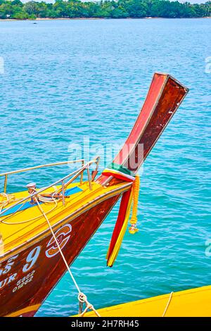 AO NANG, THAILAND - 26. APRIL 2019: Der Bogen mit bunten Bändern des traditionellen thailändischen Longtailbootes am Ao Nammao Pier, am 26. April in Ao Nang Stockfoto