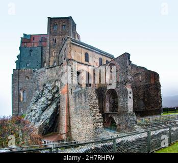 Befestigtes, unzugängliches Außengebäude der Sacra di San Michele, Turin, Piemonte, Italien - auf dem Monte Pirchiriano, in den italienischen Alpen Stockfoto