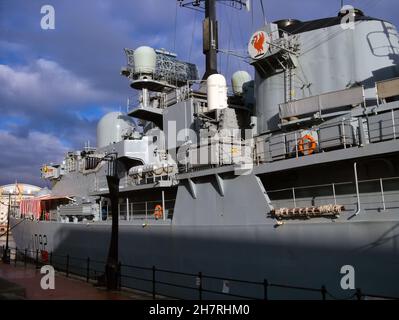 HMS liverpool ein Zerstörer des Typs 42 der Royal Navy bei einem Besuch der Docks von Cardiff Stockfoto