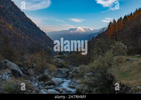 Atemberaubende verschneite Landschaft des Nationalparks Gran Paradiso, in der Nähe von Turin, Piemonte, Italien im Herbst Stockfoto