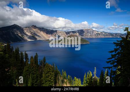 Wizard Island vom Südrand des Crater Lake aus gesehen Stockfoto