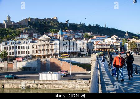 Tiflis, Georgien - 11-03-2016:Historische Festung Narikala, Sioni Kathedrale, Metechi Steinbrücke am Fluss Kura, Blick auf die Altstadt von Tiflis Stockfoto