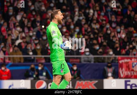 Estadio Wanda Metropolitano, Madrid, Spanien. 24th. November 2021. Champions League Football, Club Atletico de Madrid gegen AC Mailand; Jan Oblack ruft seinen Teamkollegen Anweisungen Kredit: Action Plus Sports/Alamy Live News Stockfoto