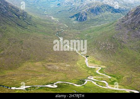 Zwei Berge Flüsse und durch Täler in den schottischen Highlands verbinden sich in einem Feld von Torf und Heather vor der Eingabe des Stockfoto