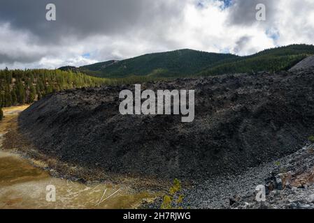 Großer Obsidian-Lavastrom im vulkanischen Nationaldenkmal Newberry Stockfoto