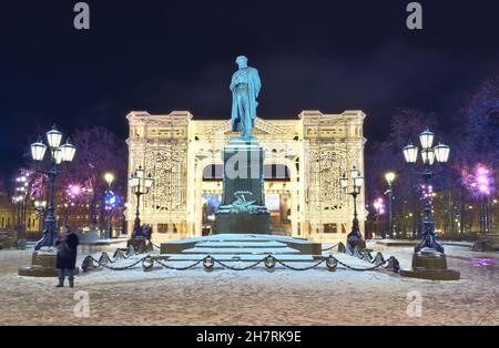 Weihnachts- und Neujahrsdekorationen im Puschkin-Denkmal in Moskau. Stockfoto