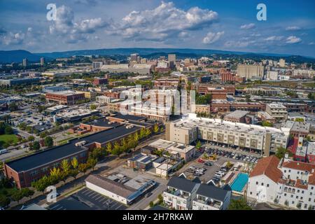 Luftaufnahme der Innenstadt von Chattanooga mit dichten Gebäuden unter einem blauen Himmel mit flauschigen Wolken Stockfoto