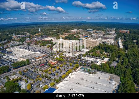 Luftaufnahme des Vororts Sandy Springs in Atlanta unter einem blauen Himmel mit winzigen Wolken in Georgia Stockfoto